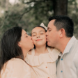 Camila, Eduardo e a filha, abraçados